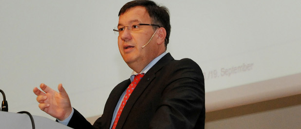 Carl Zeiss-CFO Thomas Spitzenpfeil auf dem Stuttgarter Controller-Forum.