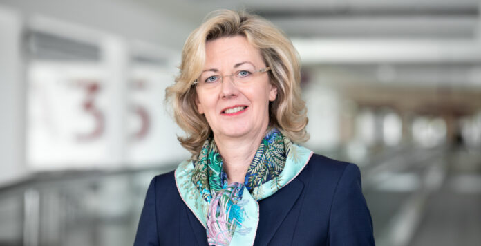 Finanzchefin Heike Fölster verlässt den Flughafen Berlin Brandenburg.