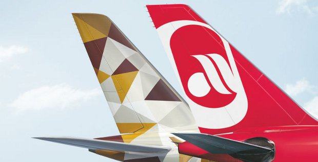 Etihad (der linke Flieger) hat es immer wieder geschafft, Air Berlin (rechts) Geld zuzuschießen.
