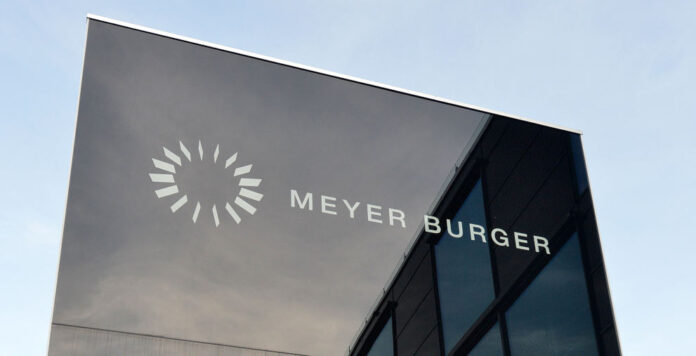 Meyer Burger steckt weiter in der Krise und muss seine Strategie überdenken. Gleichzeitig erhöht eine Aktionärsgruppe den Druck.