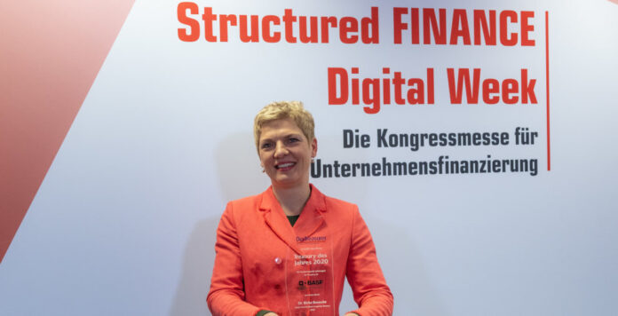 Birka Benecke nahm stellvertretend für ihr Team die Auszeichnung „Treasury des Jahres 2020“ auf der Structured FINANCE Digital Week entgegen.