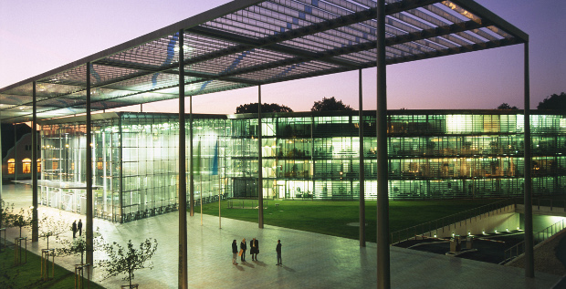 Bayer-Zentrale in Leverkusen: Der Pharmakonzern trennt sich von Covestro-Anteilen.