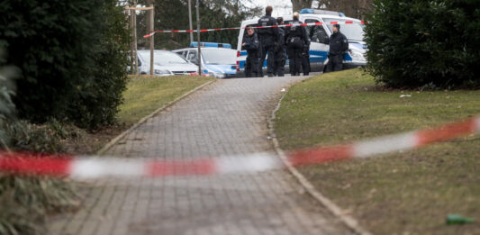 Tatort in Haan bei Düsseldorf: Hier haben zwei unbekannte Männer Innogy-CFO Bernhard Günther mit einer bisher noch unbekannten Säure angegriffen. Die Hintergründe der Tat sind unklar.