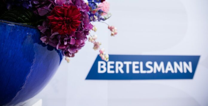 Bertelsmann übernimmt den US-Verlag Simon & Schuster für über 2 Milliarden US-Dollar.