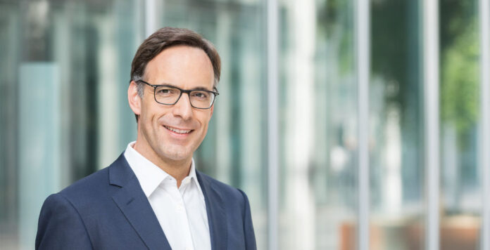 Bei ihm läuft es rund: Finanzvorstand Marc Spieker von dem Energiekonzern E.on. Die Übernahme Innogys ist geglückt und zwei grüne Anleihen hat er erfolgreich platziert.
