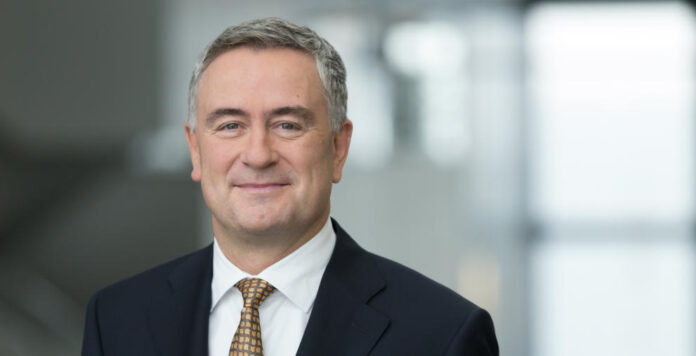 Unser CFO des Monats: Gregor Pottmeyer von der Deutschen Börse. Der erfahrene Finanzvorstand bewies bei der Axioma-Transaktion Kreativität, die der Deutschen Börse weiteren Spielraum erhält.
