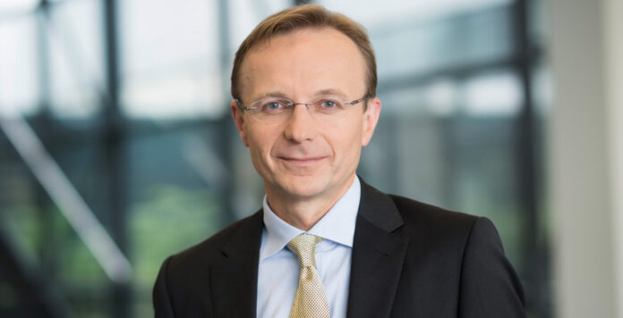 Christian Müller (Foto) ist der neue CFO der Carl-Zeiss-Gruppe. Er kommt von der Medizintechninktochter, die ebenfalls ein Eigengewächs befördert.