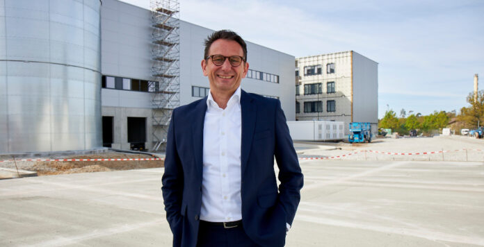 CFO Carsten Bovenschen auf der Baustelle der Gigafactory von Akasol in Darmstadt: Coronabedingte Verzögerungen am Bau würden das Hightech-Unternehmen in die Bredouille bringen.