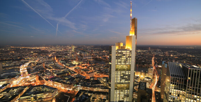 In der öffentlichen Wahrnehmung verliert die Commerzbank gegenüber anderen Banken an Boden. Im deutschen Firmenkundengeschäft will sie aber nach wie vor nichts anderes als die Marktführerschaft, sagen Robert Schindler und Michael Kotzbauer.