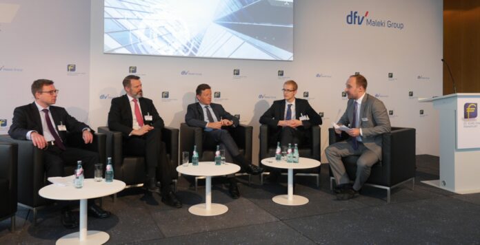 Philippe Roesch von Riam Alternative Investments (v.l.n.r.), Daniel Boege (Golding Capital), Ralf Jourdan (Adjust) und Benjamin Hubner (Silverfleet) diskutieren auf der 14. Deutschen Investorenkonferenz in Frankfurt mit Moderator Florian Bamberg über die Herausforderungen der Private-Equity-Branche.