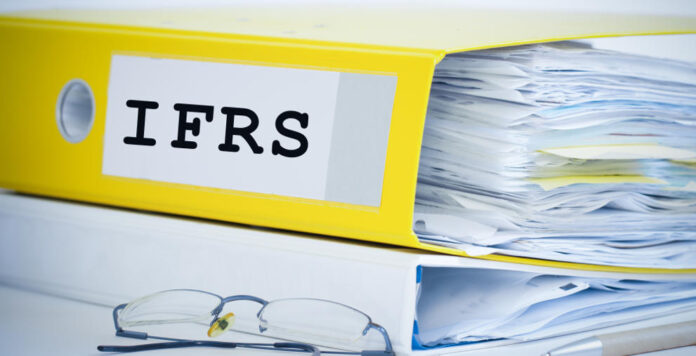 Die neuen IFRS-Regeln setzen vielen Unternehmen zu. Das weiß auch die Bilanzpolizei – und schaut bei der Rechnungslegung deshalb ganz genau hin.