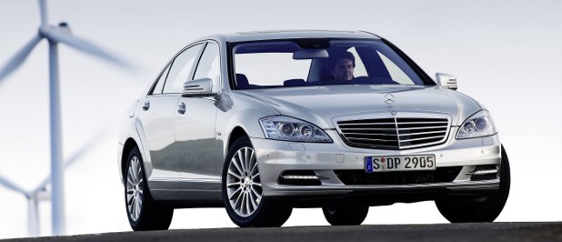 Der Autohersteller Daimler will durch teilweises IT-Insourcing 150 Millionen Euro sparen.