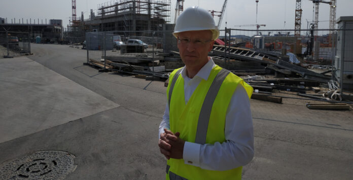 Stolzer Bauherr mit gemischten Gefühlen: Fraport-CFO Matthias Zieschang auf der Baustelle von T3