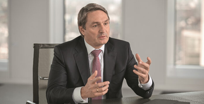 Stefan Bender berichtet über die Herausforderungen des Deutsche-Bank-Umbaus.