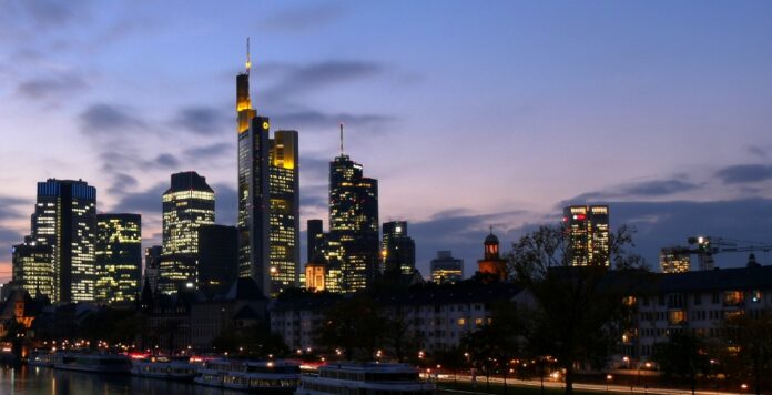 Laut einer EY-Umfrage hat der Aufbau neuer Geschäftsbereiche aktuell nur für 12 Prozent der Banken in Deutschland eine große Bedeutung.
