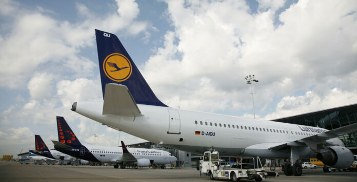 Das Coronavirus hat Spuren bei Lufthansa hinterlassen: Sie müssen wegen Flugausfällen sparen.