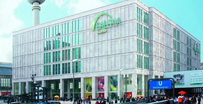 Der Handelskette Galeria Kaufhof droht offenbar die Insolvenz, wenn sie keine Personalkosten spart.