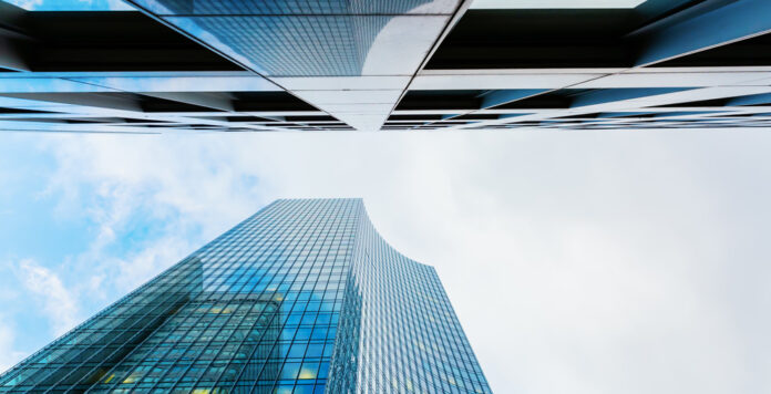 Der Skyper-Tower in Frankfurt ist die deutsche Heimat der US-Investmentbank-Boutique Houlihan Lokey – und ist über die Jahre stark gewachsen.