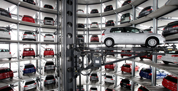 Das VW-Management sieht sich einem Angriff durch den aktivistischen Investmentfonds TCI ausgesetzt. Die Briten kritisieren das Bonussystem bei Volkswagen scharf und fordern eine Auszahlung in Aktien.