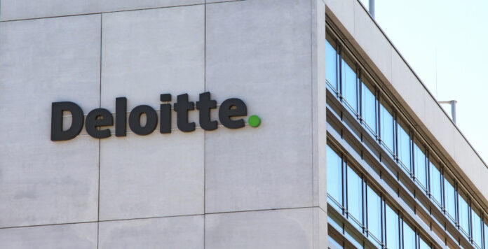 Wer ist der beste Arbeitgeber unter den Big Four? Von Mitarbeitern wird Deloitte als bester Arbeitgeber bewertet – bei den Bewerbern sieht es aber anders aus.