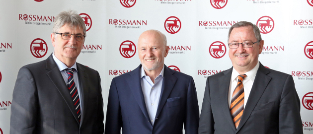 Finanzvorstand Roland Frobel, links und Geschäftsführer Klaus Praus, rechts, verlassen zum Jahresende den Drogeriekonzern Rossmann. Firmengründer Dirk Roßmann bleibt der Firmenspitze erhalten.