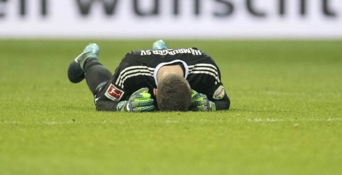 HSV-Torwart Christian Mathenia liegt nach der Niederlage gegen Werder Bremen niedergeschlagen bäuchlings auf dem Platz. Dem Hamburger SV droht der erste Abstieg der Bundesligageschichte.