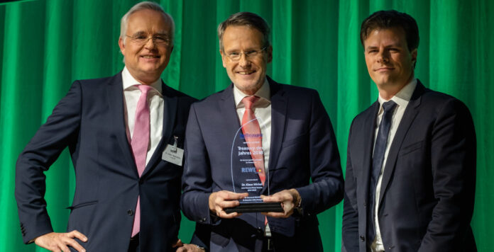 Preisträger Klaus Wirbel (Mitte) von der Rewe Group neben Laudator Volker Heischkamp von Innogy (links) und DerTreasurer Chefredakteur Markus Dentz.