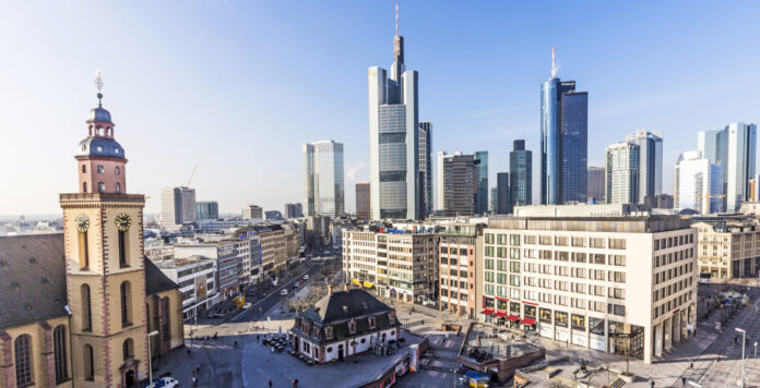 Immer mehr Banken erheben Negativzinsen, für Treasury-Chefs ist das eine Herausforderung.