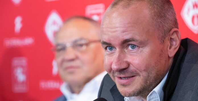 Rote Karte nicht gegeben? Findet Thorsten Fischer, Gründer von Flyeralarm und Aufsichtsratschef des Fußballzweitligisten Würzburger Kickers, gar nicht lustig.