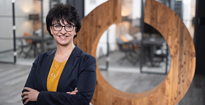 Schwierige Gespräche mit den Banken, drängelnde Investoren: CFO Karin Sonnenmoser hat derzeit keinen leichten Job.