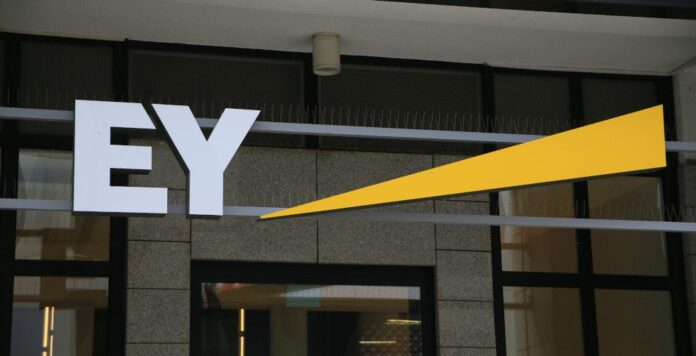 Harte Zeiten für EY: Der Prüfer gewann einst viele neue Dax-Mandate, die er nun teilweise wieder abgeben muss. Davon profitiert die Konkurrenz.