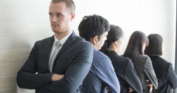 Was tun, wenn ein Mitarbeiter die Transformation blockiert? Vor dieser Herausforderung stehen derzeit viele CFOs.