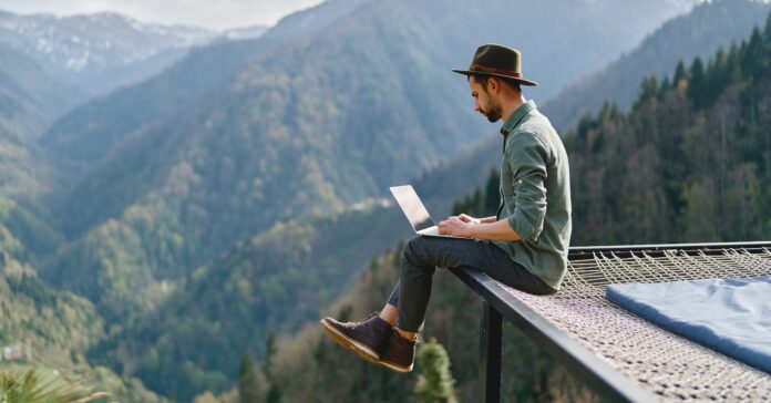 Mitten in der Natur und ohne Anzug: Wer als Freiberufler arbeitet, hat viele Freiheiten. Die Plattform Fintalent will dies auch für M&A-Berater und Investmentbanker möglich machen. Foto: Goffkein - stock.adobe.com