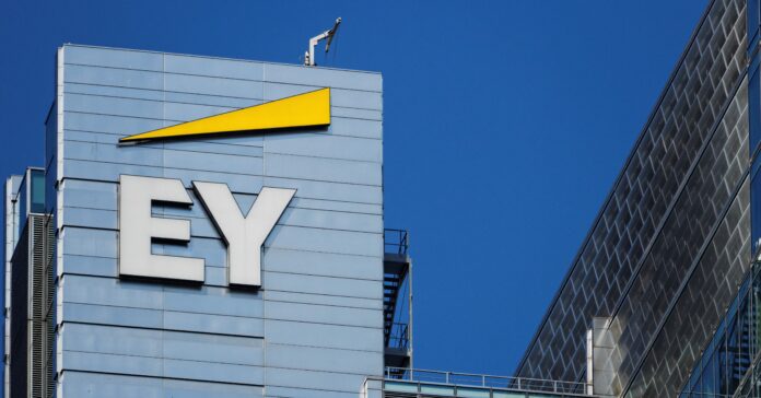 EYs Image mag durch den Wirecard-Skandal gelitten haben, doch in den Zahlen des Big-Four-Hauses schlägt sich das bisher nicht nieder. Foto: MOZCO Mat Szymański-stock.adobe.com