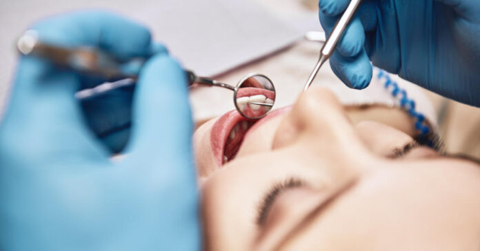 Der Dentalfachhändler Pluradent hat nach der Eigenverwaltung vor rund zwei Jahren nun ein Schutzschirmverfahren beantragt. Foto: Friends Stock - stock.adobe.com