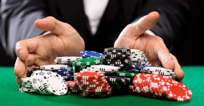 Gehaltsverhandlungen sind immer auch ein Pokerspiel. Die besseren Karten haben derzeit die Kandidaten. Foto: Syda Productions – stock.adobe.com