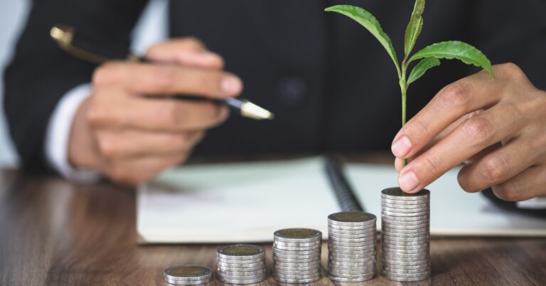 Unternehmen stehen vor der Herausforderung, die Energiewende zu finanzieren. Foto: Tinnakorn/stock.adobe.com