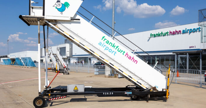 Wer kommt beim insolventen Flughafen Frankfurt-Hahn zum Zug? Der russische Investor Viktor Charitonin hat einen neuen Vorschlag unterbreitet. Foto: Markus Mainka – stock.adobe.com