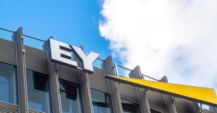 EY hat von der Wirtschaftsprüferaufsicht Apas deftige Strafen aufgedonnert bekommen. Foto: Alexander Baumann – stock.adobe.com