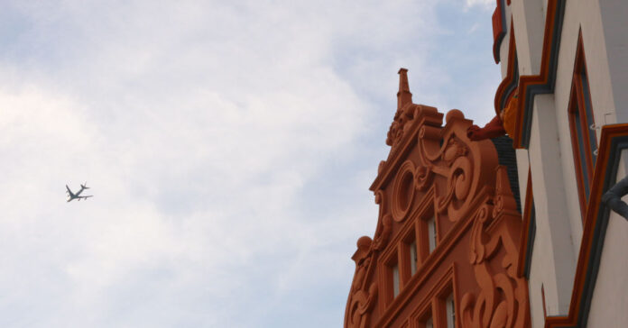 Die Trierer Triwo AG übernimmt den Flughafen Hahn. Der Kaufpreis ist bereits überwiesen. Foto: Petra –stock.adobe.com