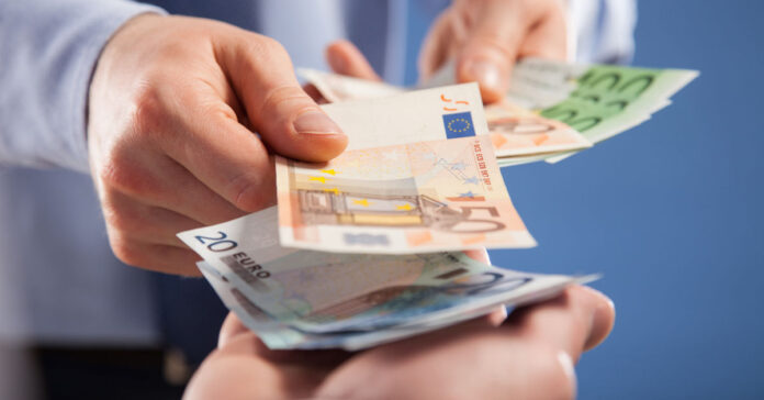 Der neue FINANCE-Gehaltsreport ist da. Foto: zest_marina – stock.adobe.com
