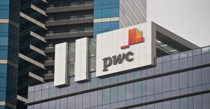 Branchenprimus PwC verliert die meisten hochrangigen Mitarbeiter an Deloitte, EY und KPMG, gewinnt aber auch viele Kollegen hinzu. Foto: stock.adobe.com - eyeofpaul