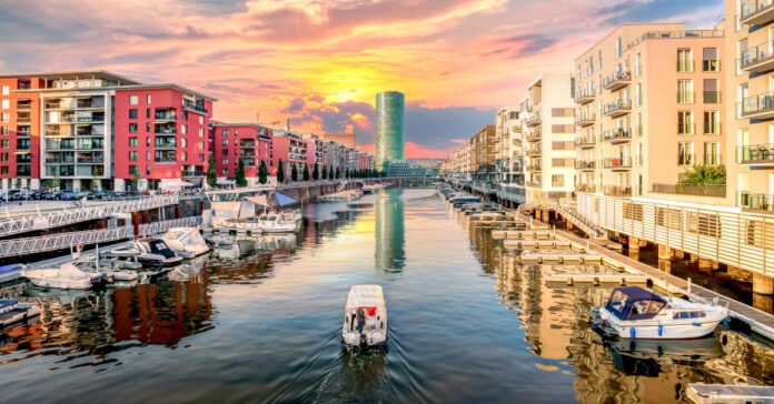 Die Frankfurter Corporate-Finance-Beratung Herter & Co geht an die US-Strategieberatung Teneo. Foto: Sina Ettmer – stock.adobe.com