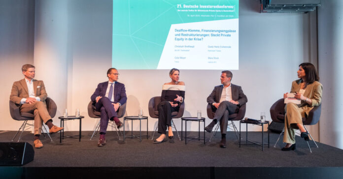 Midmarket-Diskussionsrunde (Foto v.l.): Christoph Breithaupt (Act AC Tischendorf), Götz Meyer (Triton), Mara Stock (capiton AG) und Goetz Hertz-Eichenrode (Hannover Finanz) diskutierten mit Olivia Harder über die Aussichten für 2024 nach dem geringen Dealflow des Vorjahres. Foto: F.A.Z. Business Media/Andreas Varnhorn