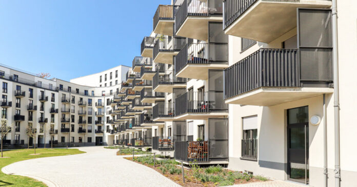 Der Immobilienkonzern Adler befindet sich derzeit in Verhandlungen mit seinen Anleihegläubigern. Foto: ah_fotobox – adobe.stock.com