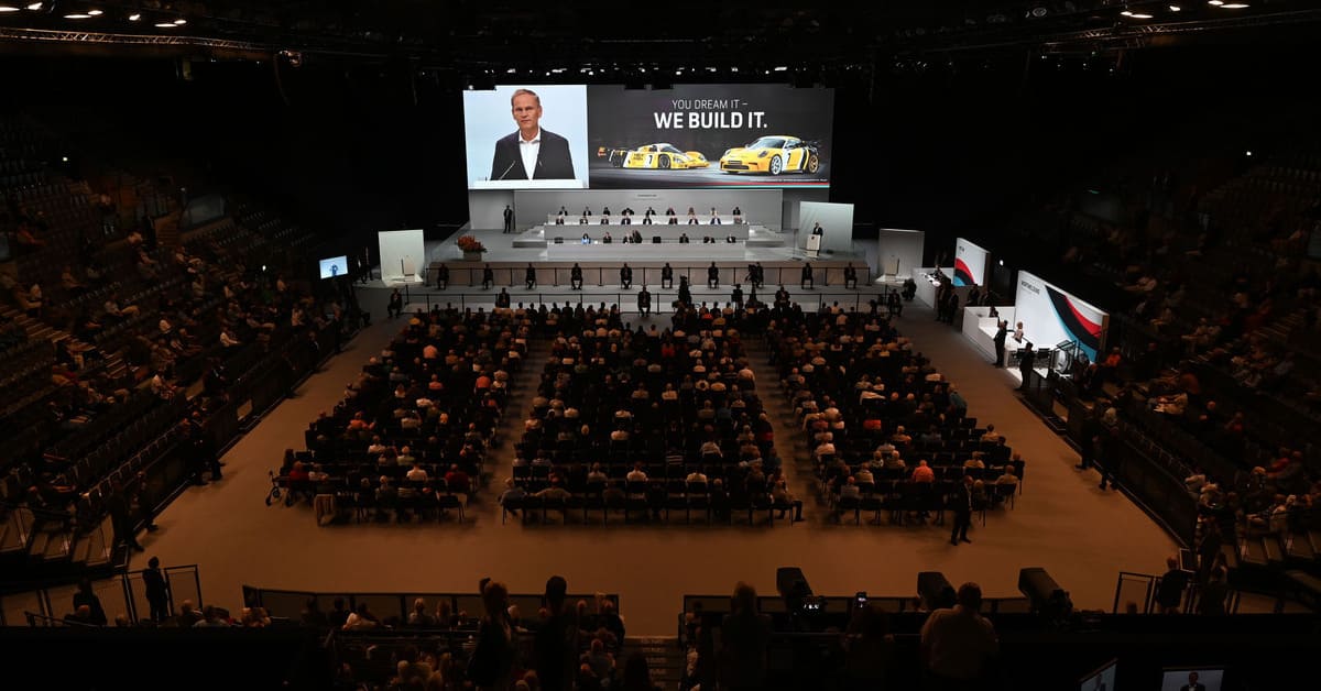Im vergangenen Jahr lud die Porsche AG ihre Aktionäre in die Porsche-Arena zur Hauptversammlung ein. In diesem Jahr entschied sich der Sportwagenhersteller für eine virtuelle HV. Foto: picture alliance/dpa | Marijan Murat