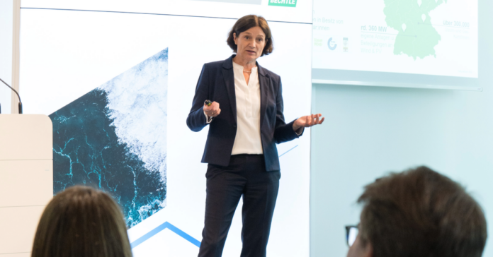 Naturstrom-CFO Sophia Eltrop beim FINANCE-Roundtable. Foto: F. Aschenbrenner/Martin Joppen GmbH