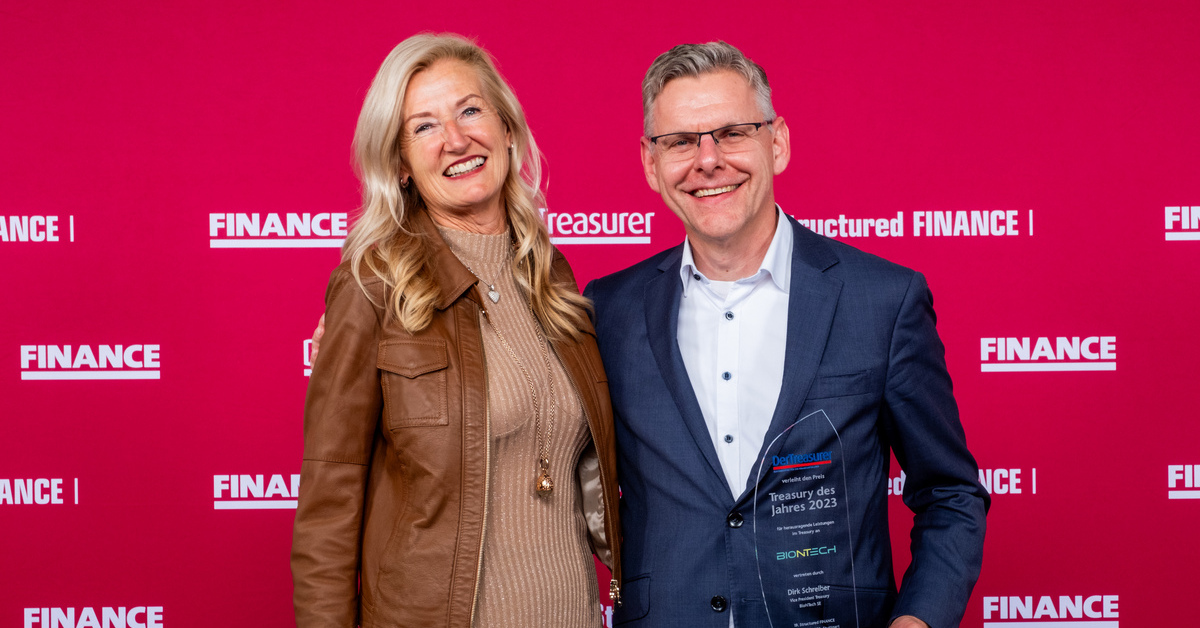 Preisträger 2023: Dirk Schreiber von Biontech zusammen mit Laudatorin Brigitta Kocherhans vom Vorjahressieger Siemens Healthineers. Foto: F.A.Z. Business Media GmbH/A. Varnhorn & B. Hartung