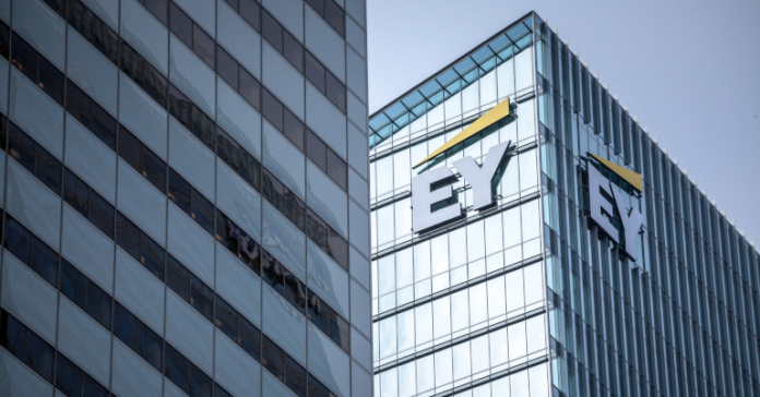 EY muss sieben Partner und 30 weitere Mitarbeiter an OC&C gehen lassen. Foto: Jerome – stock.adobe.com