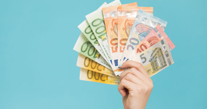 Experten in der Finanzabteilung von Unternehmen können sich in Krisenzeiten über hohe Gehälter freuen. Das zeigt der aktuelle FINANCE-Gehaltsreport 2024. Foto: VAKSMANV - stock.adobe.com